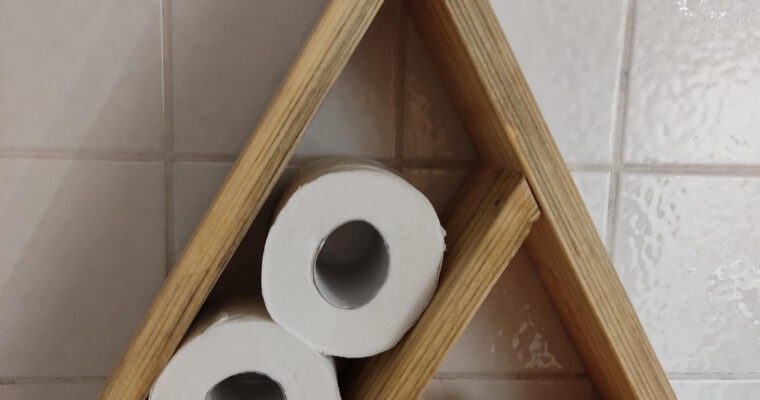 Kleines Regal für Toilettenpapier