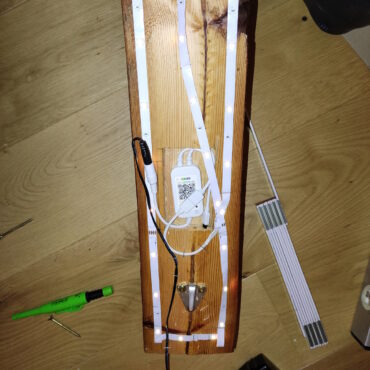 Günstige Wandlampe aus altem Balken
