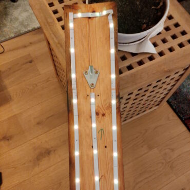 Günstige Wandlampe aus altem Balken