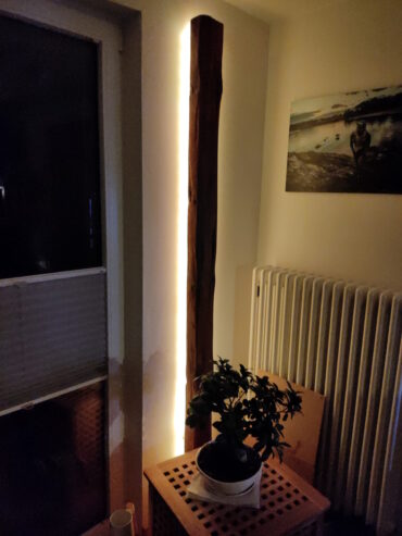 Günstige Wandlampe aus altem Balken