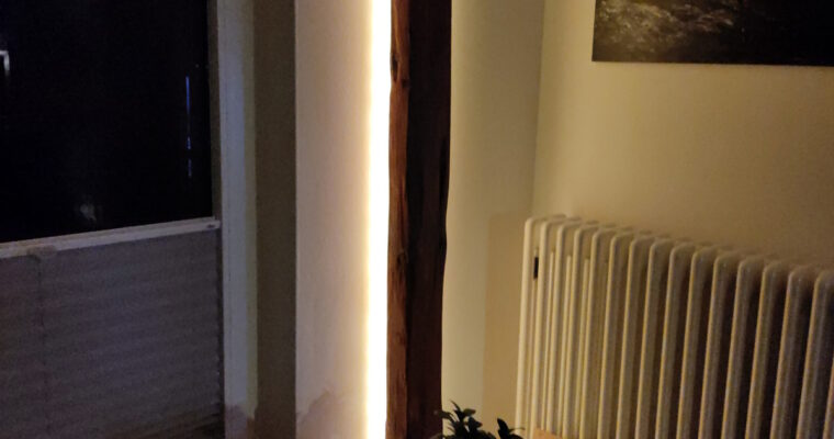 Günstige Wandlampe aus altem Balken