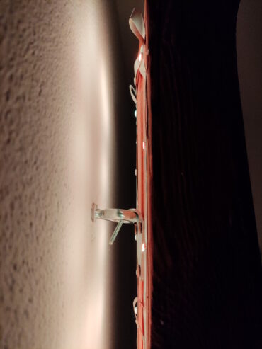 Günstige Wandlampe aus altem Balken