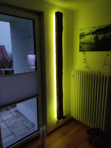 Günstige Wandlampe aus altem Balken