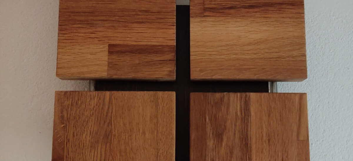 Wandlampe aus Eiche mit indirektem Licht